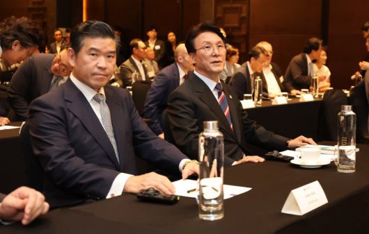 김민석 국무총리(오른쪽)와 제임스 김 암참 회장이 지난 22일 서울 여의도 콘래드서울 호텔에서 열린 주한미국상공회의소(AMCHAM KOREA) 세미나에 참석해 행사를 기다리고 있다. 사진=뉴시스화상