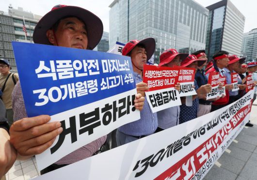 전국한우협회 회원들이 지난 30일 서울 종로구 주한미국대사관 앞에서 '30개월령 이상 소고기 수입 개방 반대' 기자회견을 열고 있다. 연합뉴스