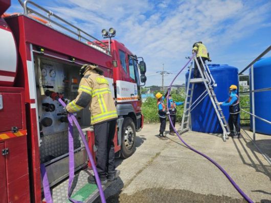 코레일과 소방서 직원들이 31일 오후 충남 아산시 신동1교에서 관할 소방서와 고속선 ‘자동살수장치 급수지원 합동 훈련’을 하고 있다.