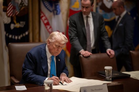 미 백악관은 지난 30일(현지시간) 인스타그램 계정에 트럼프 대통령이 백악관에서 한미 무역합의 문서에 서명하는 사진을 올렸다. 백악관 인스타그램 계정. /사진=뉴스1