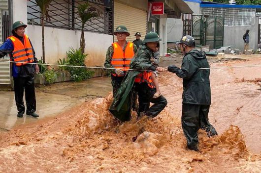 베트남 구조대가 1일 주민들을 위험 지역에서 대피시키고 있다. 베트남 정부 제공