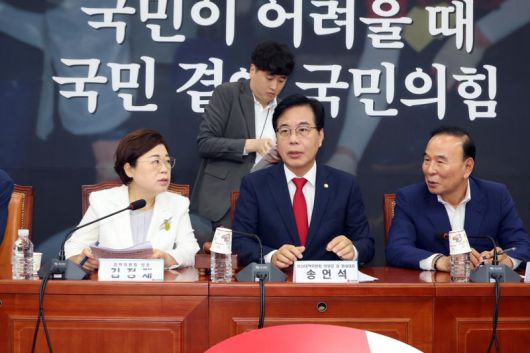 송언석 국민의힘 비상대책위원장 겸 원내대표와 김정재 정책위의장, 박대출 비대위원이 31일 국회에서 열린 비상대책위원회의에서 이야기를 나누고 있다. 사진=박범준 기자