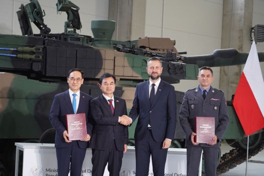 이용배 현대로템 대표이사 사장, 안규백 국방부 장관, 브와디스와프 코시니악-카미슈 폴란드 부총리 겸 국방장관, 아르뚜르 쿱텔 폴란드 군비청장(왼쪽부터)이 1일(현지시간) 폴란드 글리비체에서 진행된 폴란드 K2 전차 2차 이행계약 서명식에서 포즈를 취하고 있다. 현대로템 제공