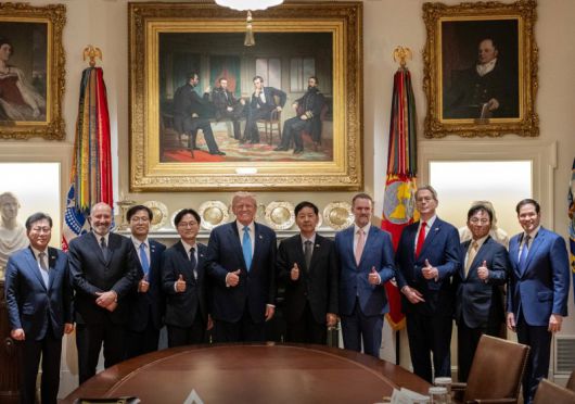 지난달 30일(현지 시간) 도널드 트럼프 미국 대통령이 워싱턴 D.C. 백악관 캐비닛 룸에서 한국 측 협상단과 함께 엄지 손가락을 치켜 세운 채 기념촬영 하고 있다.왼쪽부터 최지영 기획재정부 국제경제관리관, 하워드 러트닉 미 상무장관, 여한구 통상교섭본부장, 김정관 산업통상자원부 장관, 트럼프 대통령, 구윤철 부총리 겸 기획재정부 장관, 제이미슨 그리어 미국무역대표부 대표, 스콧 베센트 미 재무장관, 박정성 무역투자실장, 마코 루비오 미 국무장관. 백악관 페이스북 캡처