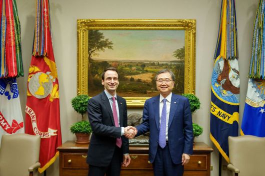 조현 외교부 장관(오른쪽)이 1일(현지시간) 미국 백악관에서 마이클 크라치오스 백악관 과학기술정책실장과 만남을 갖고 있다. 외교부 제공