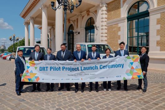 지난달 31일(현지시간) 헝가리 괴될뢰시에서 열린 '헝가리 수요응답교통 서비스 개통식'에서 관계자들이 기념촬영을 하고 있다. 왼쪽 두번째부터 기획재정부 최병석 경제협력기획과장, 주헝가리 대한민국대사관 김상욱 공사참사관, 헝가리 국가경제부 사볼치 소노키 차관보, 헝가리 괴될뢰 죄르지 게메시 시장, NTP 발리주 센트죄르지 사장, 현대차 모빌리티사업실 김수영 상무, KDI 김형태 부원장 현대차 제공