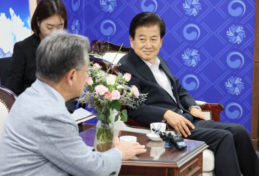 정동영 통일부 장관(오른쪽)이 1일 정부서울청사에서 조셉 윤 주한미국대사대리를 접견하고 있다. 연합뉴스