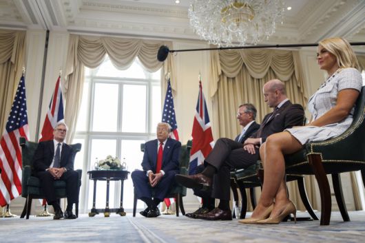 도널드 트럼프 미국 대통령이 지난달 28일(현지시간) 영국 스코틀랜드 턴베리의 트럼프 턴베리 골프 리조트에서 케어 스타머 영국 총리와 대담을 갖고 있다. EPA/연합뉴스