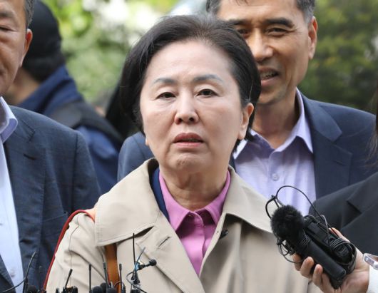 윤석열 대통령 부부 공천 개입 의혹의 핵심 인물인 김영선 전 국민의힘 의원이 지난해 11월 14일 오후 공천을 대가로 정치자금을 주고받은 혐의(정치자금법 위반)로 경남 창원시 성산구 창원지방법원에서 열린 구속 전 피의자 심문(영장실질심사)에 출석하고 있다. 2024.11.14 /사진=뉴스1