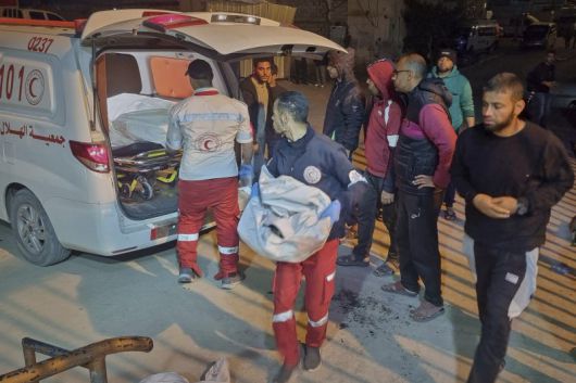 지난 3월 18일(현지시간) 가자지구 남부 칸유니스에서 구급대원들이 이스라엘의 공습으로 숨진 팔레스타인 희생자들을 병원으로 옮기고 있다.AP뉴시스