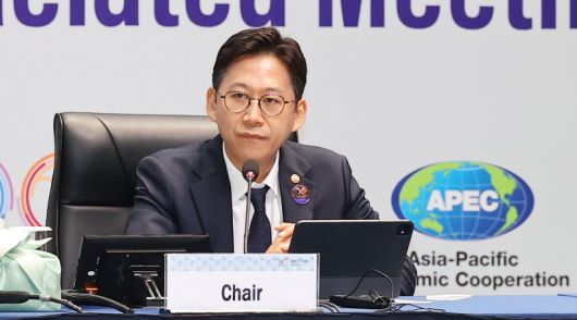 개회사 하는 배경훈 장관 (인천=연합뉴스) 임순석 기자 = 배경훈 과학기술정보통신부 장관이 4일 인천 연수구 송도컨벤시아에서 열린 '2025 아시아태평양경제협력체( APEC) 디지털·AI 장관회의' 개회식에서 개회사를 하고 있다. 2025.8.4 soonseok02@yna.co.kr (끝)