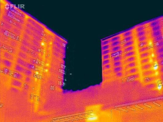 연일 폭염과 열대야가 이어지고 있는 가운데 서울 시내 한 아파트를 열화상 카메라로 촬영한 모습. 온도가 높은 곳은 붉게, 낮은 곳은 푸르게 표시돼 있다. 연합뉴스