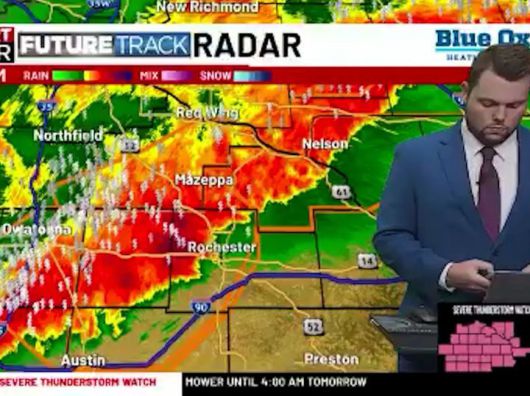 미국 로체스터 방송국 KTTC 기상캐스터 닉 잰슨이 기상 예보 중 가족에게 문자를 보내고 있다. 사진=엑스 캡처