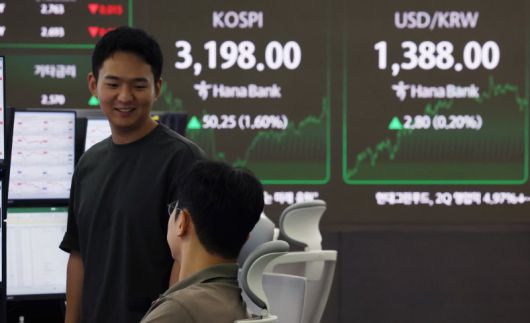 5일 서울 중구 하나은행 딜링룸에서 딜러들이 업무를 보고 있다. 사진=뉴시스