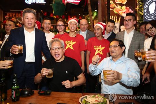 지난 1월 베트남을 방문한 젠슨 황 엔비디아 최고경영자(CEO·왼쪽)가 팜 민 찐 베트남 총리(오른쪽)와 하노이 한 음식점에서 건배를 하고 있다. 연합뉴스