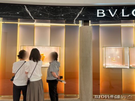 6일 오전 서울 서초 신세계백화점 강남점 명품관에서 고객들이 진열된 주얼리를 구경하고 있다. 사진=김현지 기자