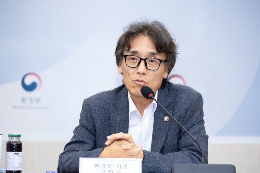 금한승 환경부 차관이 6일 정부세종청사에서 전기차 보조금 집행상황 점검회의를 주재하고 있다.연합뉴