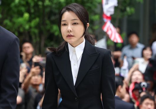 윤석열 전 대통령 부인 김건희 여사가 6일 서울 종로구에 마련된 김건희 특검팀(특별검사 민중기) 사무실로 조사를 받기 위해 출석하고 있다. 사진=뉴스1