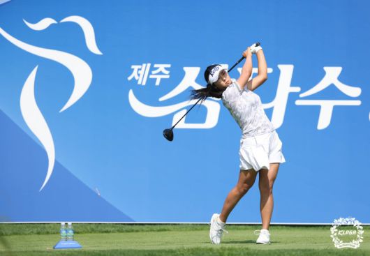 지난해 8월 제주 한림 블랙스톤 제주CC에서 열린 '제11회 제주삼다수 마스터스' 파이널라운드에서 윤이나가 1번홀 티샷하고 있다. KLPGA 제공