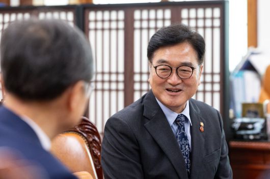 우원식 국회의장이 6일 서울 여의도 국회 집무실에서 조현 외교부 장관을 접견하고 있다. /사진=뉴스1