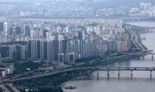 서울 송파구 서울스카이전망대에서 바라본 강남구 아파트 단지 모습. 뉴스1