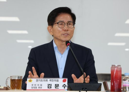 김문수 국민의힘 당대표 후보가 지난 6일 경기 수원시 영통구 경기도의회 중회의실에서 열린 당대표 후보 초청 간담회에 참석해 인사말을 하고 있다. /사진=뉴스1