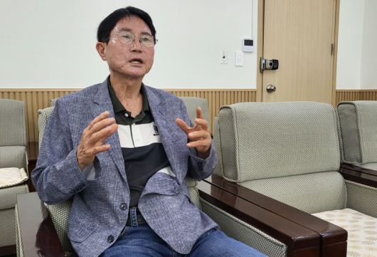 정수영 경기도장미연구연합회장이 7일 오후 고양국제꽃박람회 사무실에서 장미 농가의 어려움을 설명하고 있다. 사진=김경수 기자