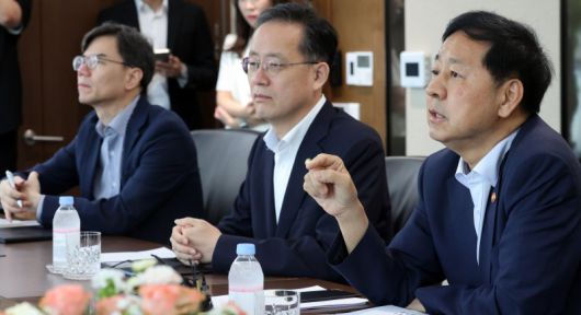 구윤철 경제부총리 겸 기획재정부 장관(오른쪽 첫번째)이 7일 서울 중구 한국은행에서 이창용 한은 총재와 대화하고 있다. 연합뉴스