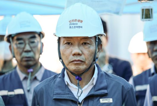 송치영 포스코이앤씨 사장이 6일 경기 광명시 포스코이앤씨 광명 고속도로 공사 사고현장에서 사고 발생 관련 보고를 듣고 있다. 뉴시스