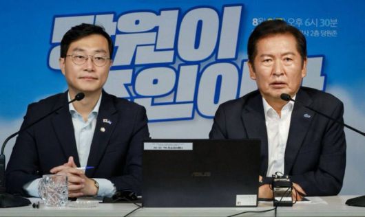 정청래 더불어민주당 대표(오른쪽)와 장경태 의원이 8일 서울 여의도 당사에서 '당원이 주인이다' 유튜브 라이브를 하고 있다. 뉴시스