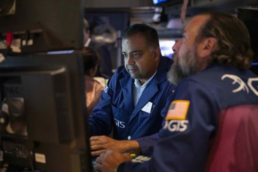 뉴욕 증시의 나스닥 지수가 7일(현지시간) 사상 최고 기록을 새로 썼다. 엔비디아와 팔란티어도 사상 최고 주가 기록을 갈아치웠다. AP 연합