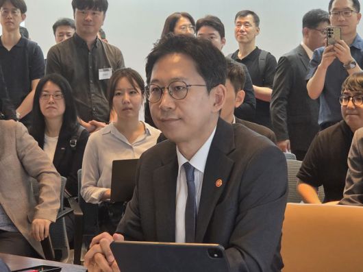 배경훈 과학기술정보통신부 장관이 8일 오전 KT 광화문 사옥에서 열린 보이스피싱 대응을 위한 현장간담회에 참석하고 있다. 사진=구자윤 기자