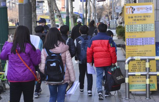 성폭력 피해자의 저연령화가 가속화되고 있다. 어린 나이에 성폭력 피해를 당할 경우 정체성 형성에 큰 어려움을 초래하는 등 장기적인 후유증이 심각함에도 예방과 대응 체계가 여전히 미흡하기 때문이라는 지적이 잇따른다. 뉴스1