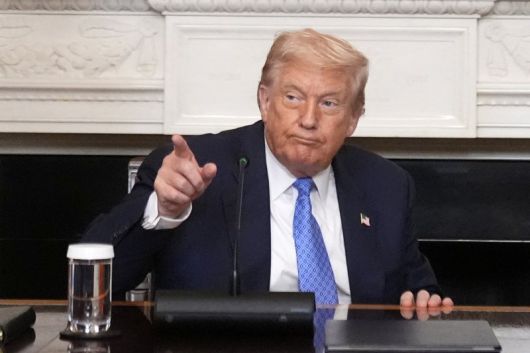 도널드 트럼프 미국 대통령이 8일(현지시간) 미국 워싱턴 백악관 국빈 만찬장에서 니콜 파시냔 아르메니아 총리, 일함 알리예프 아제르바이잔 대통령과 함께 3자 협정 서명식에서 손가락으로 가리키며 협상 성과를 과시하고 있다. AP 연합뉴스