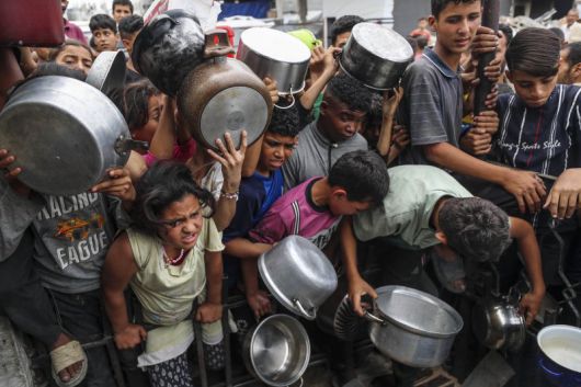 가자지구 가자시티의 한 급식소에서 지난 4월 무료 급식을 받으려는 팔레스타인 난민 어린이들이 몰려들고 있다. 이스라엘군이 가자지구에 대한 식량 등 구호품 반입을 봉쇄한 뒤 가자지구의 인도주의적 참상이 극에 달하자, 유엔이 봉쇄 해제를 적극 요구하고 있다. 유엔 인도주의 업무조정국(OCHA)은 연료마저 떨어져 긴급구호에만 이를 배정하고 있다고 지난달 7일 밝혔다.신화/뉴시스