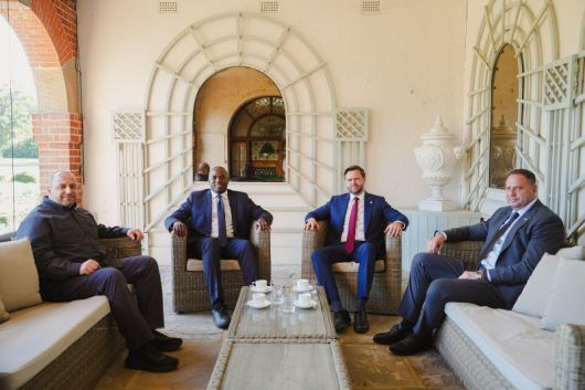 9일(현지시간) 영국 켄트의 영국 외무장관 별장(치브닝 하우스)에서 루스템 우메로프 우크라이나 국가안보국방위원회 서기(왼쪽부터), 데이비드 라미 영국 외무장관, JD 밴스 미국 부통령, 안드리 예르마크 우크라이나 대통령 비서실장이 기념 사진을 찍고 있다.UPI연합뉴스