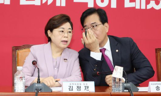 국민의힘 송언석 비상대책위원장 겸 원내대표와 김정재 정책위의장이 11일 서울 여의도 국회에서 열린 비상대책위원회의에서 이야기를 나누고 있다. 사진=박범준 기자