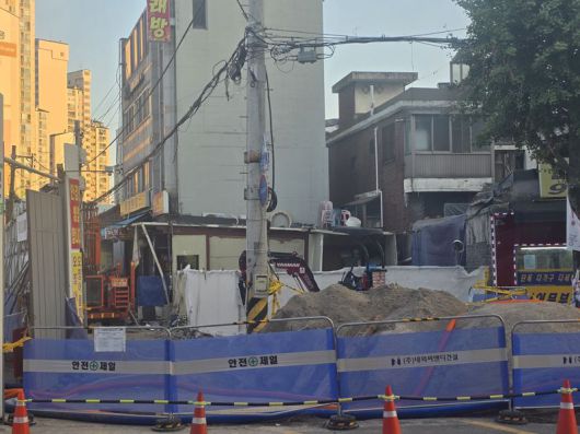 지난 10일 서울 동대문구 이문2동 복합청사 부설주차장 공사장 인근 지반 침하 사고 현장에 출입을 제한하는 펜스가 설치돼있다. 사진=서지윤 기자