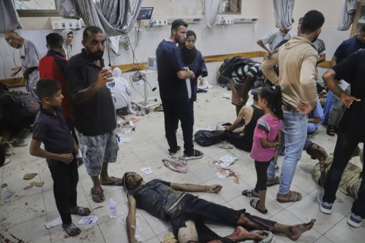 5일(현지시간) 가자지구로 들어오는 인도주의 구호 물품 수송 트럭에 접근하다가 다친 팔레스타인 주민들이 칸유니스에 있는 나세르 병원 바닥에서 치료받고 있다.AP뉴시스