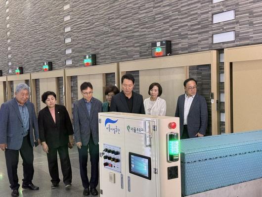 11일 오세훈 시장(오른쪽 세번째)이 서울 서초구의 서울추모공원을 찾아 새로 도입한 자율주행로봇 시연을 지켜보고 있다. 이창훈 기자