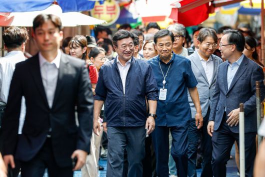 윤호중 행정안전부 장관이 24일 서울 금천구 비단길현대시장을 찾아 민생회복 소비쿠폰 사용 현장을 점검하고 있다. 뉴스1