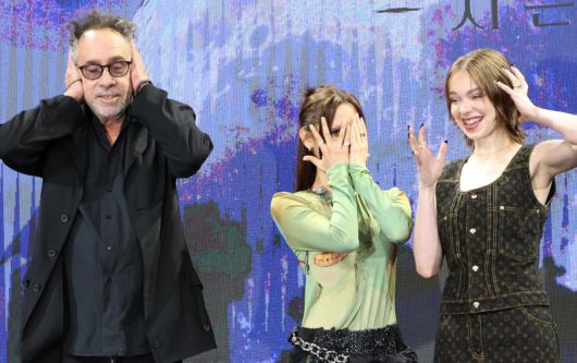 팀 버튼 감독(왼쪽부터)과 제나 오르테가, 에마 마이어스가 11일 오전 서울 종로구 포시즌스호텔에서 열린 넷플릭스 시리즈 ‘웬즈데이’ 시즌2 내한 기자간담회에 참석해 포즈를 취하고 있다.뉴스1