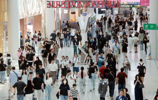 현충일 연휴가 시작된 지난 6월 6일 오전 인천국제공항 제1터미널 면세점이 관광객들로 붐비고 있다. 뉴스1