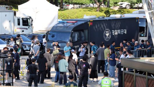 10일 오후 서울 송파구 올림픽 체조경기장 내 폭발물이 설치 됐다는 신고가 들어와 시민들이 대피해 있다. 경찰은 "경찰특공대 등 총 57명이 체조경기장 전체를 약 1시간 가량 수색한 결과 폭발물을 발견하지 못해 오후 4시 22분쯤 수색을 종료했다"고 밝혔다.뉴스1