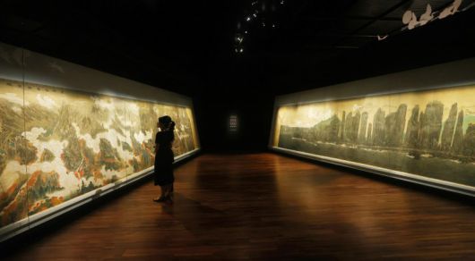 13일 서울 종로구 국립고궁박물관에서 열린 개관 20주년 맞이 특별전 '창덕궁의 근사(謹寫)한 벽화' 언론 간담회에서 참석자들이 김규진의 '총석정절경도'와 '금강산만물초승경도'를 살펴보고 있다. 연합뉴스