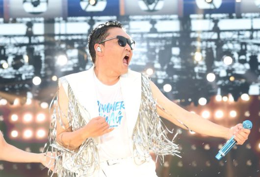 가수 싸이가 지난 6월 28일 오후 인천 서구 인천아시아드 주경기장에서 가진 '싸이 흠뻑쇼 SUMMER SWAG 2025 - 인천'에 출연해 화려한 무대를 선보이고 있다. /사진=뉴스1