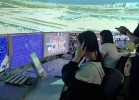 한국공항공사가 지난 12일 김포공항에서 진행한 공항체험 프로그램 참가자들이 조종관제 시뮬레이션 체험을 하고 있다. 한국공항공사 제공