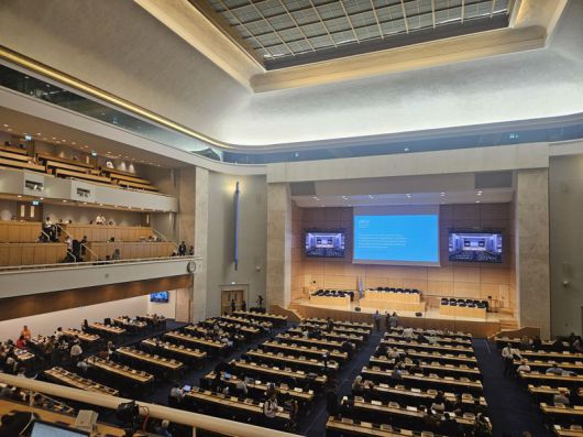 15일 ‘국제 플라스틱 협약 제5차 정부간 협상 속개 회의(INC-5.2)’ 본회의 직전 회의장 전경. 사진=박지영 기자