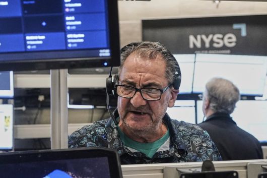 뉴욕 증시가 14일(현지시간) 연방준비제도(연준)의 빅컷 기대감 후퇴 속에 보합권의 혼조세로 마감했다. 스탠더드앤드푸어스(S&P)S500은 강보합 마감하며 사흘째 사상 최고 기록을 경신했다. AP 뉴시스