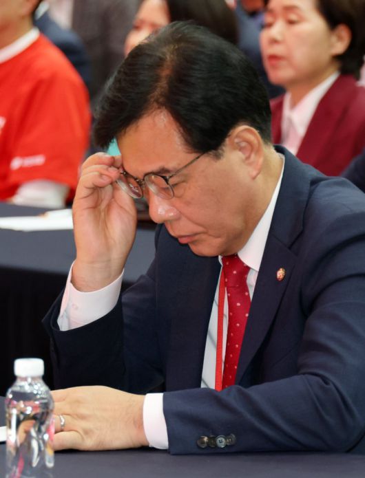 휴대전화를 확인하고 있는 국민의힘 송언석 비상대책위원장 2025.8.13/연합뉴스